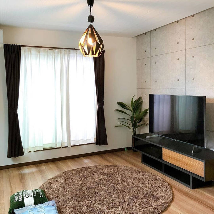 落ち着いたアンバーが特徴のテレビボード