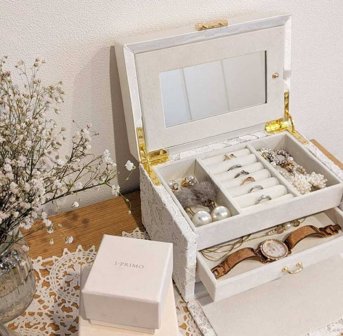 レースが上品なデザインのジュエリーボックス