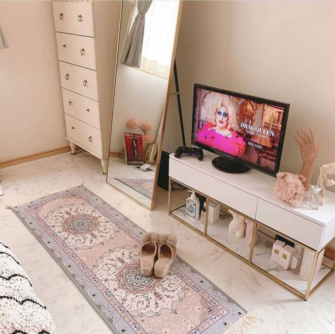 ゴールド×ホワイトのトレンド感溢れるテレビボード