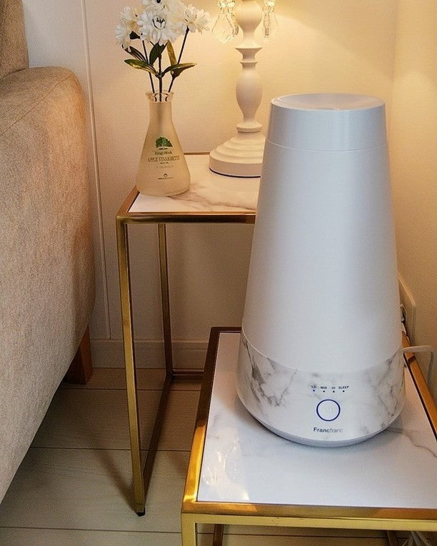 加湿器とサイドテーブルを大理石柄でコーディネート