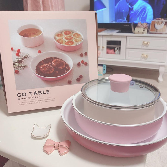 そのまま食卓に出せる可愛いカラーのフライパンセット