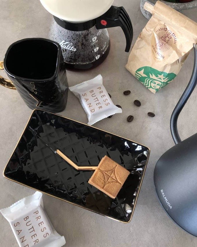 レターデザインのプレートとマグでコーヒータイム