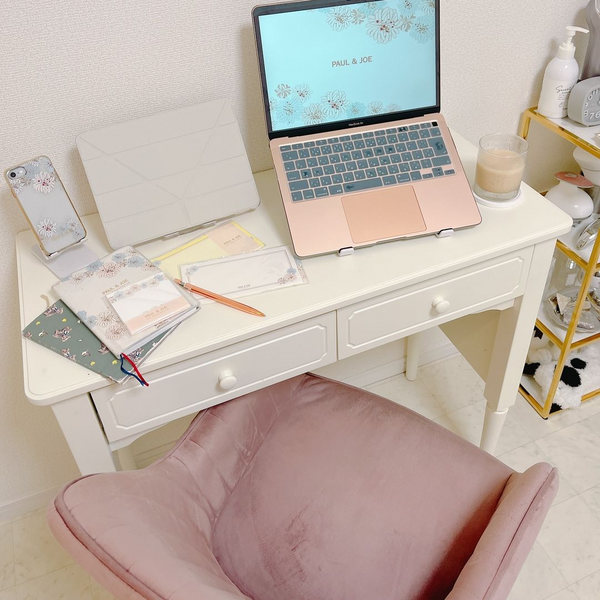 デスクワークとしても使える。クラシカルなデザインが上品でかわいいコンソール