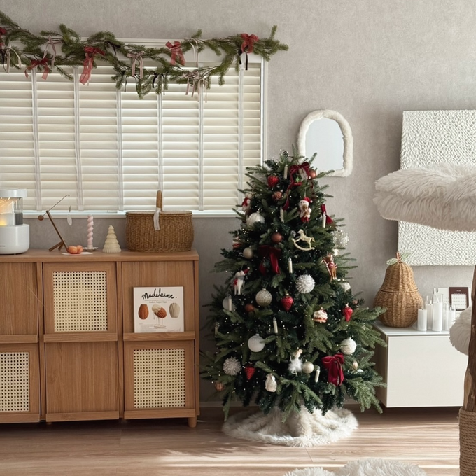 温もりと輝きが導く、絵本のような森のクリスマスツリー