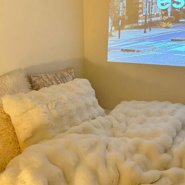 朝までふかふか、あたたかい。 軽くて柔らかいマイクロファイバー寝具