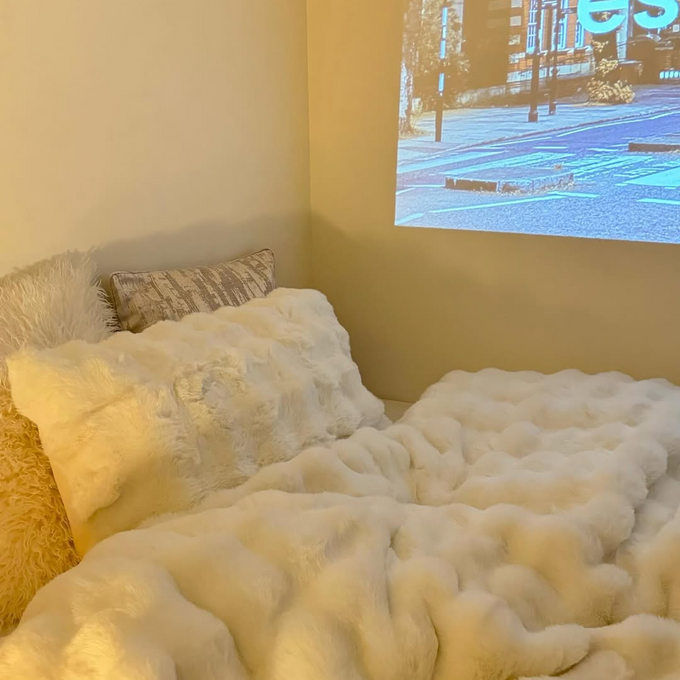 朝までふかふか、あたたかい。 軽くて柔らかいマイクロファイバー寝具