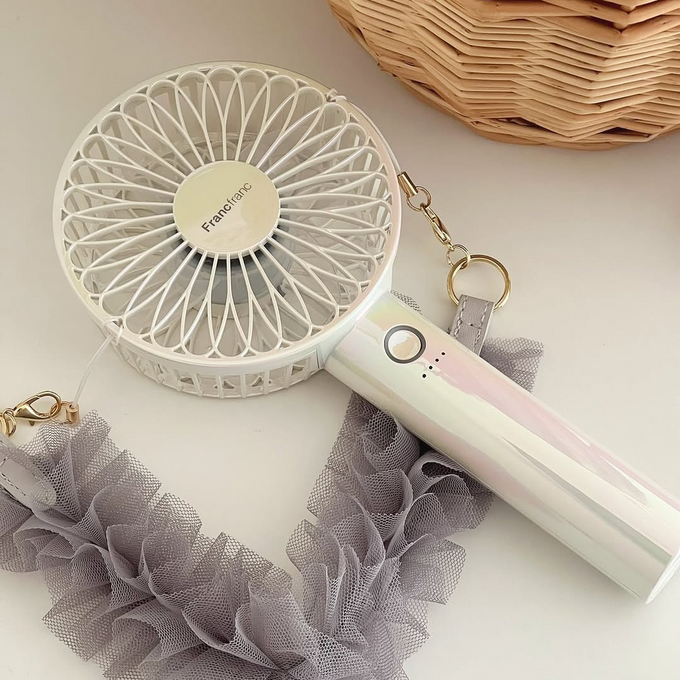 ストラップをつければバッグの中でかさばらずに涼しいを持ち運べるハンディファン