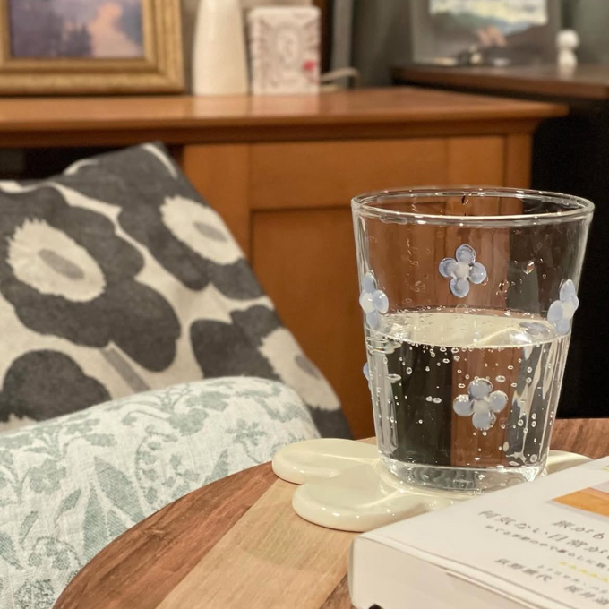 毎日の食卓を春らしく彩る、ぷっくりしたお花のモチーフがちりばめられたタンブラー