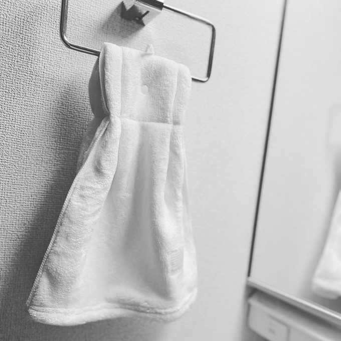 シンプルで清潔感あふれるデザインのスナップボタン付きのずり落ちにくいタオル
