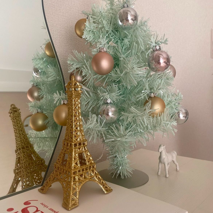 卓上に置けるので小さなお子様がいても安心。ホリデーシーズンを彩るクリスマスツリー