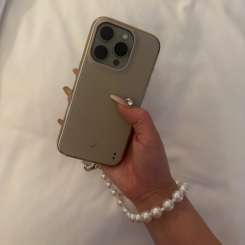 映え写真を撮るために必須なスマホを可愛く携帯できるハンドストラップ