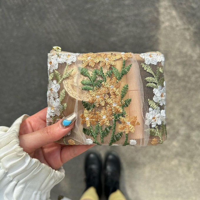 チュール素材の透け感とフラワーモチーフの刺繍がキュートなティッシュポーチ