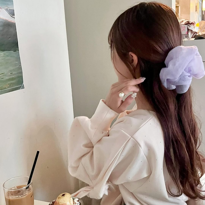 髪の毛を結ぶだけで華やかな印象に仕上がる、大きめサイズが可愛らしいシュシュ