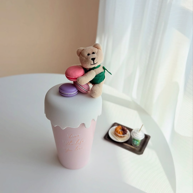 置いておくだけで気分が華やぐ、マカロンのモチーフを乗せたステンレスタンブラー