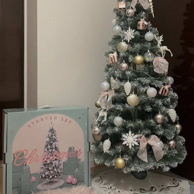 ピンクのリボンで愛らしく。デコレーションアイテムまでセットになったクリスマスツリーセット