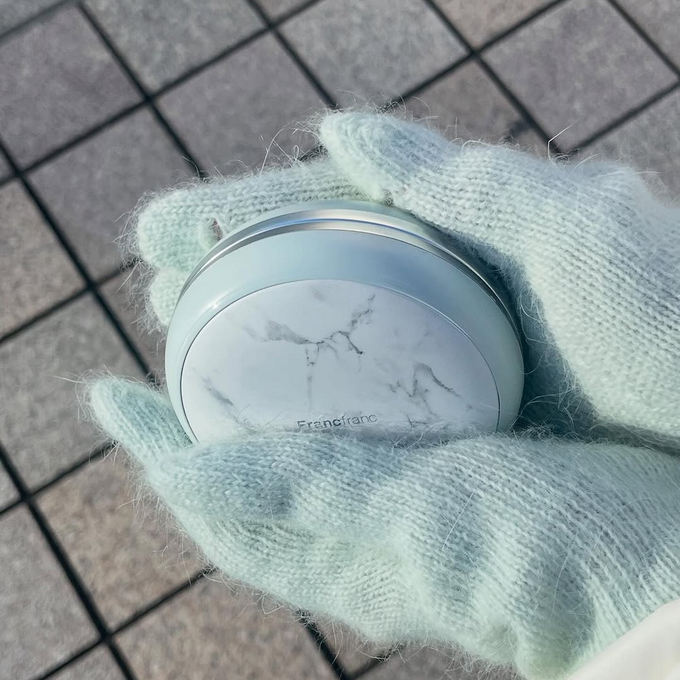 通勤中の寒さ対策に。2つに分かれるので両手をあたためる事が出来る充電式カイロ