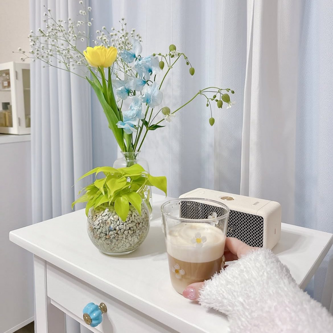お花のモチーフがちりばめられたガラスタンブラーで食卓に春らしさを演出