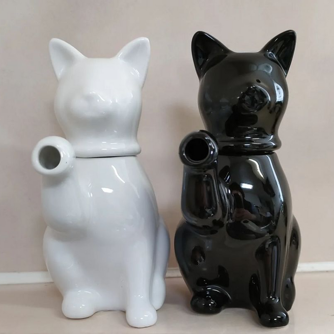 猫の手からおしょうゆを注いでくれる可愛い醤油差し