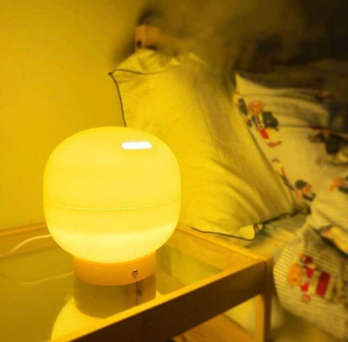 優しい光でリラックスタイムを彩るアロマ加湿器