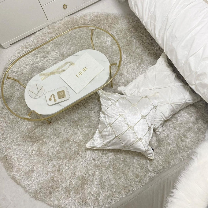 きらきら光るラメ入りラグが魅せるホワイト×ゴールドの高級感あるお部屋