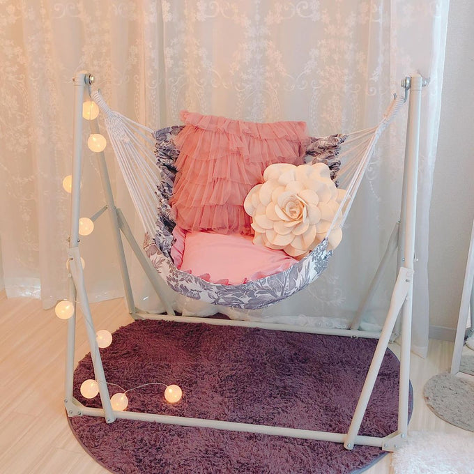 優しく揺れるチェアとして室内でも使える3WAYハンモック