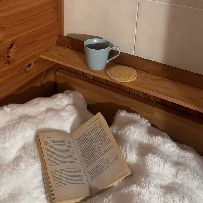 就寝前の読書タイムに。フタ付きマグで温かいものを、美味しいままに