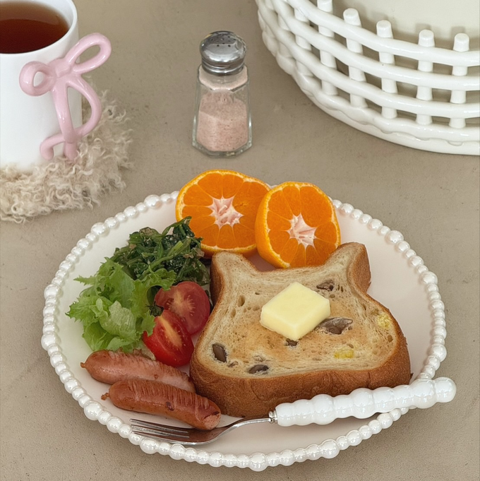 ⽇常使いにもなじむ、パールをあしらったプレートで見た目もおしゃれな朝食を