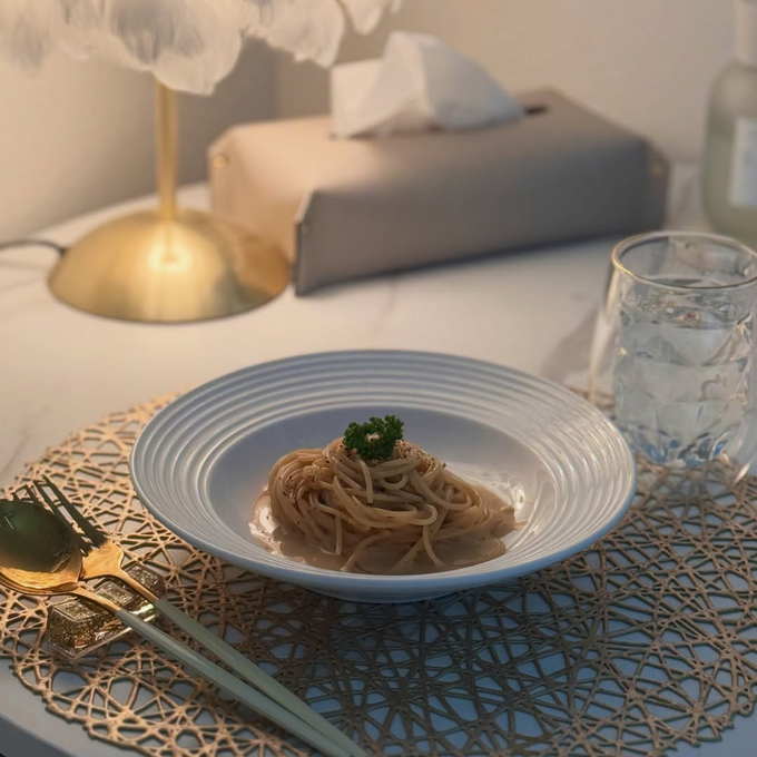 何気ない一皿も絵になる。上品な乳白色のプレートで、いつもの食卓にさりげない高級感を