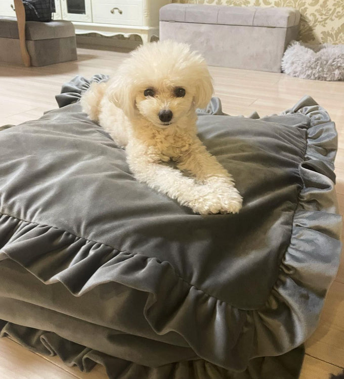 クッションとしてご利用いただけるフリルデザインが可愛い収納ケース