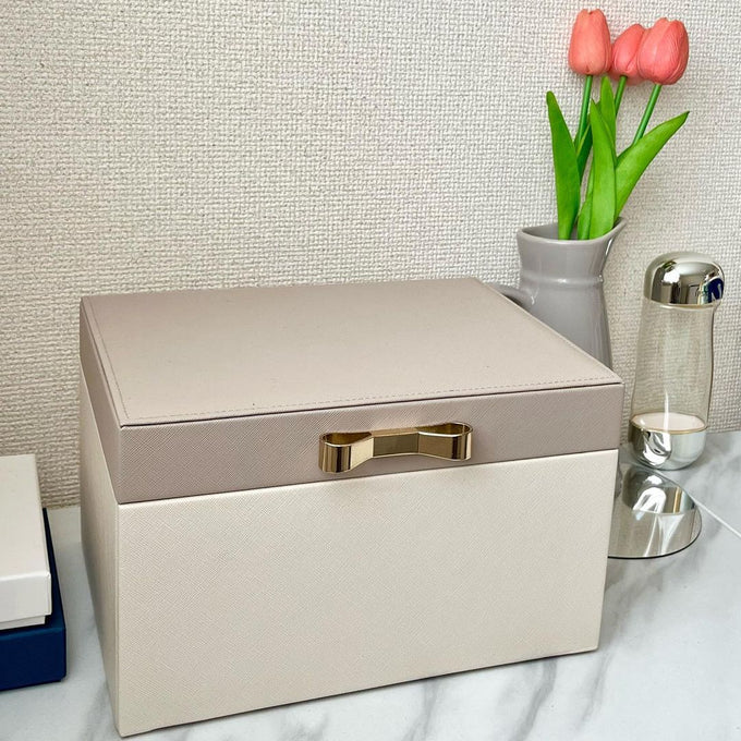 落ち着いたバイカラーが上品な収納力抜群のジュエリーボックス