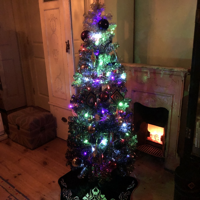 ハロウィンからクリスマスまで長く楽しめるディズニーヴィランズを表現したツリー
