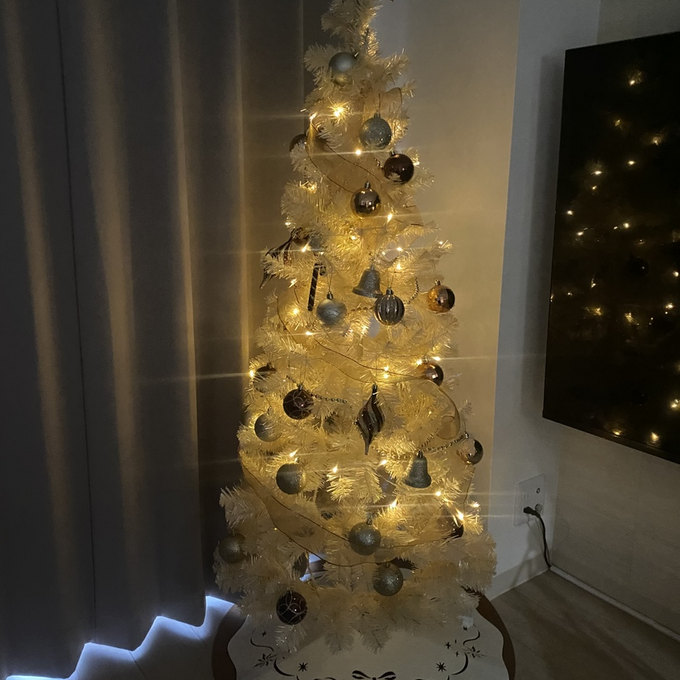 トータルコーディネートが簡単に叶う、華やかなゴールドのクリスマスツリーセット