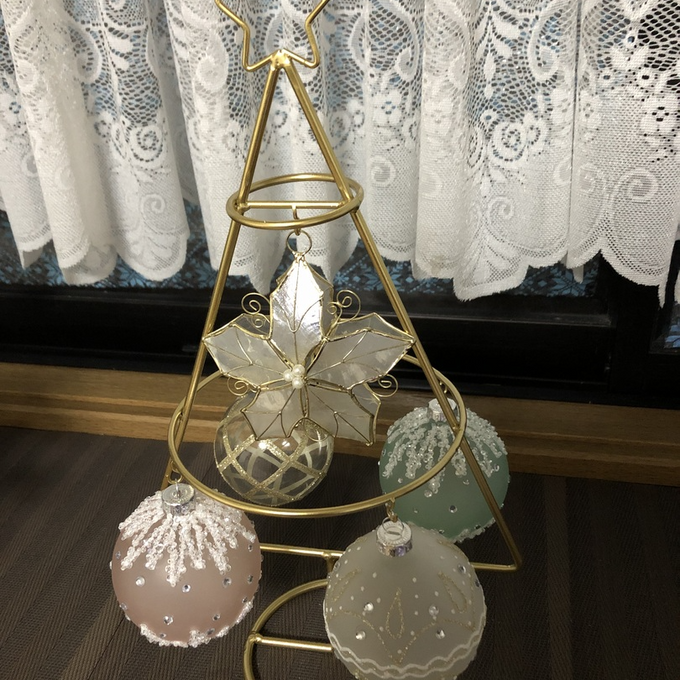 クリスマスオーナメントを飾ってツリーとして楽しむことができるフック