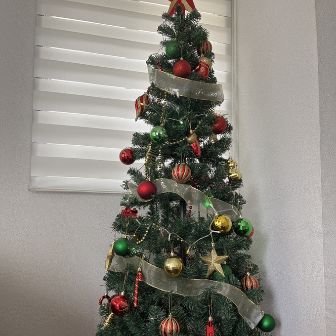 必要なものがすべてセットになった誰でも簡単に飾り付けが楽しめるクリスマスツリー