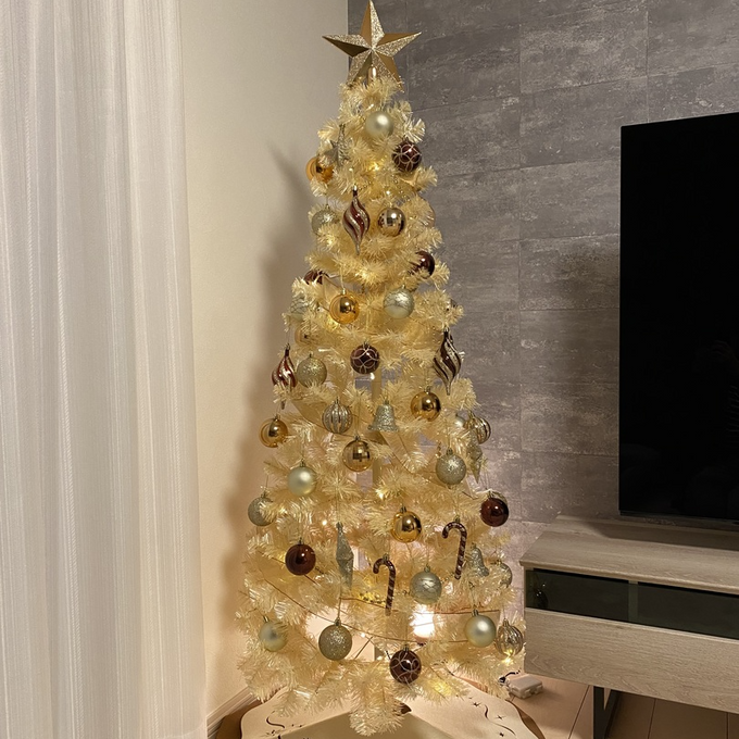 簡単に豪華なクリスマスツリーを組み立てることができるツリーセット