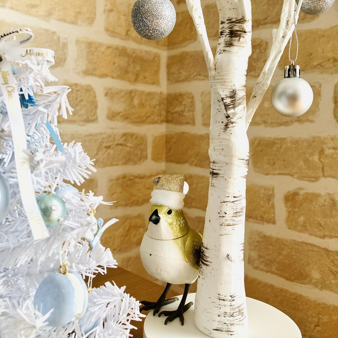 オブジェとしても飾れるクリスマスソングを歌うキュートなミュージックバード
