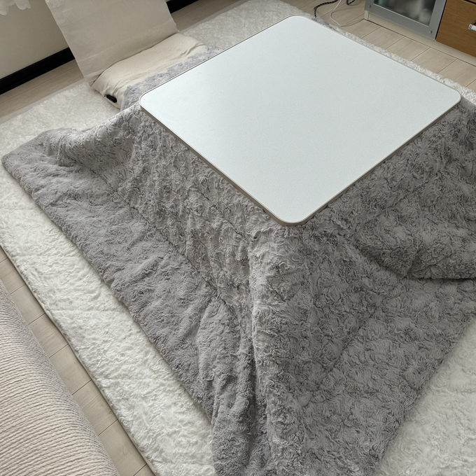 思わず頬ずりしたくなるようなふわふわのファーが心地いい肌触りのこたつ布団