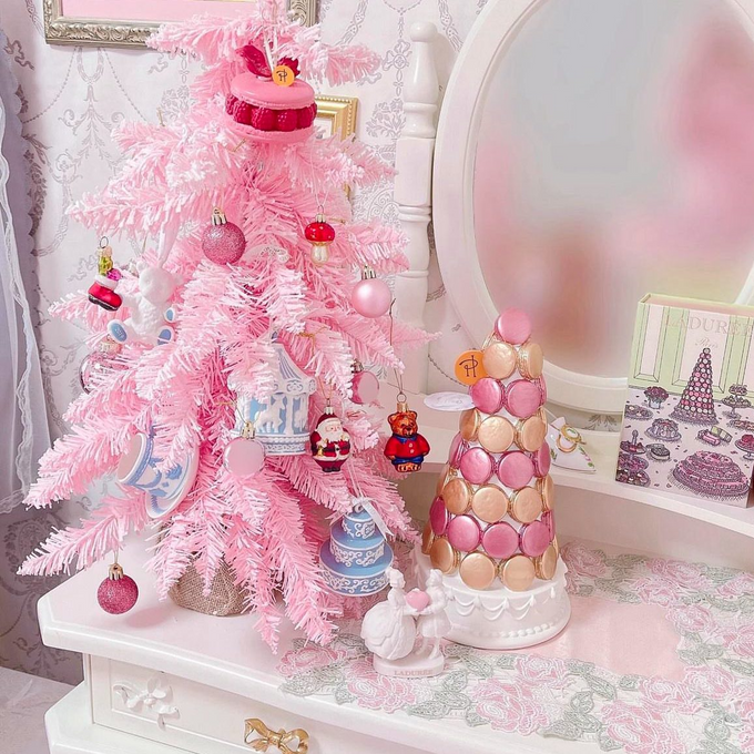 クリスマスデコレーションを彩る『ピエール・エルメ・パリ』とコラボしたマカロンタワーのオブジェ