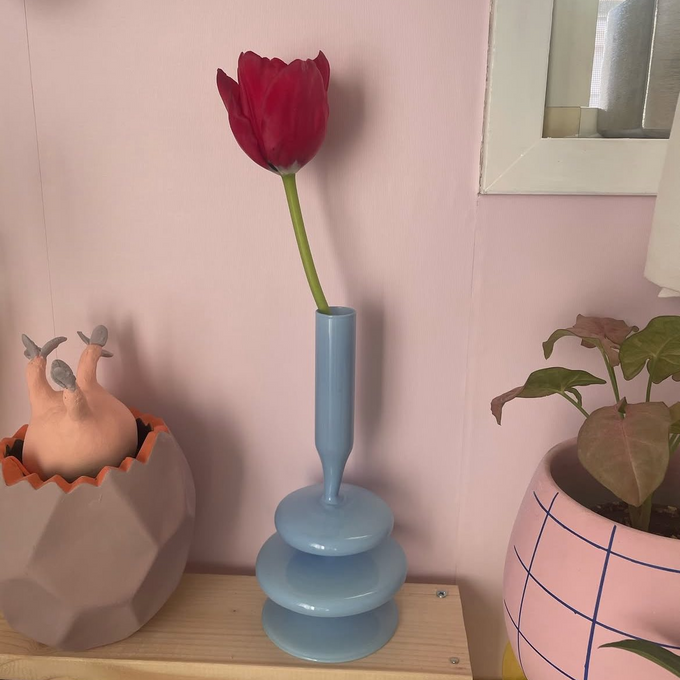 飾るだけでお部屋がぱっと華やぎ、お部屋のアクセントになるフラワーベース