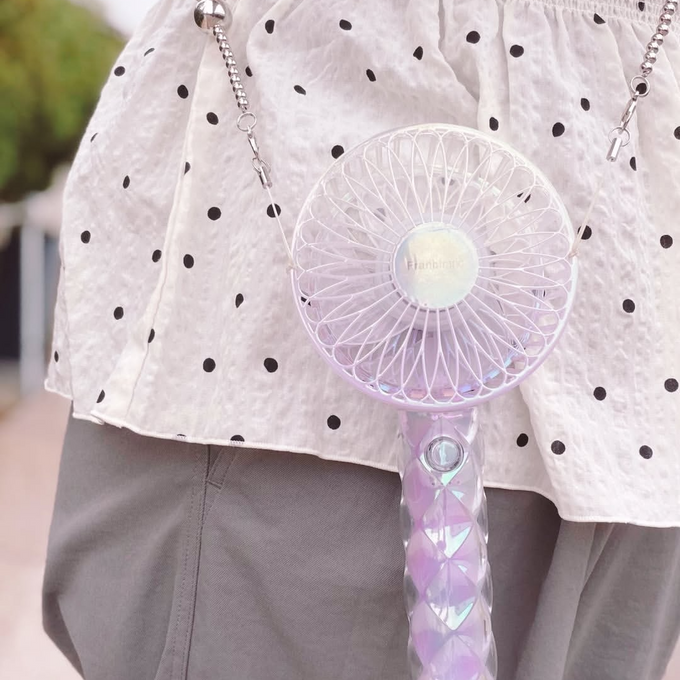 いつものお出かけを、もっと軽やかに。ハンディファンをおしゃれに持ち歩く夏時間
