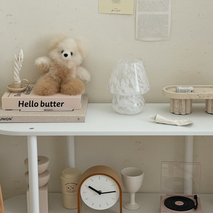 かわいいフォルムのマッシュルームランプが照らす優しい光でで癒しのお部屋時間を