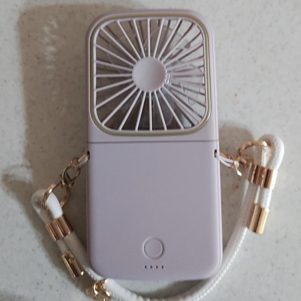 スマホなどの充電器として使用できる、二つ折り可能なスマートファン