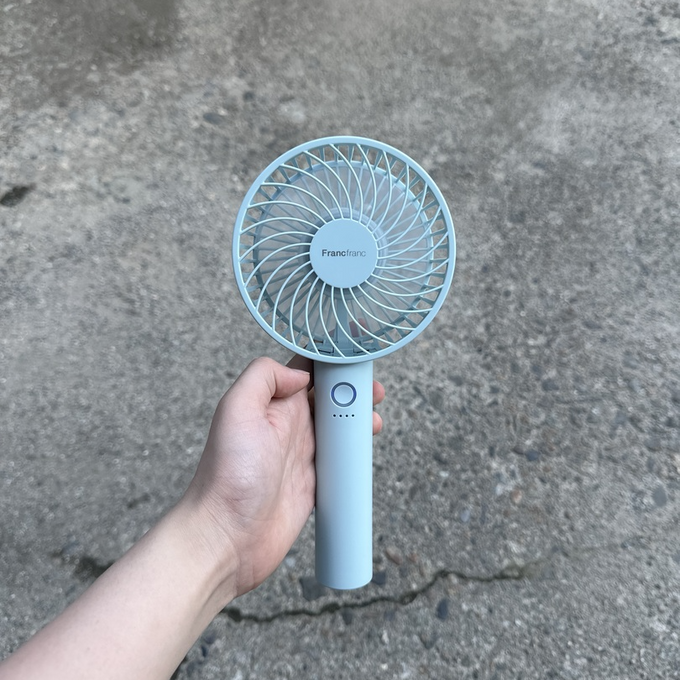 最長9時間使えるから おでかけ中ずっと涼しい。持ち運びに便利なストラップ付きのハンディファン