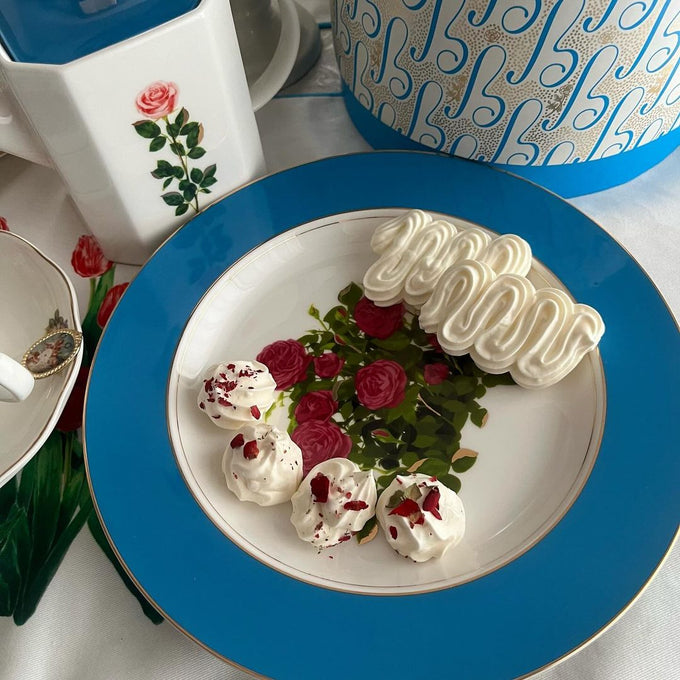 ルル メリー定番のショコラサブレのパッケージデザインを落とし込んだプレート
