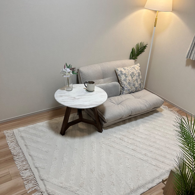 やさしい色合いでお部屋にぬくもりを添える、両端のフリンジがアクセントのラグマット