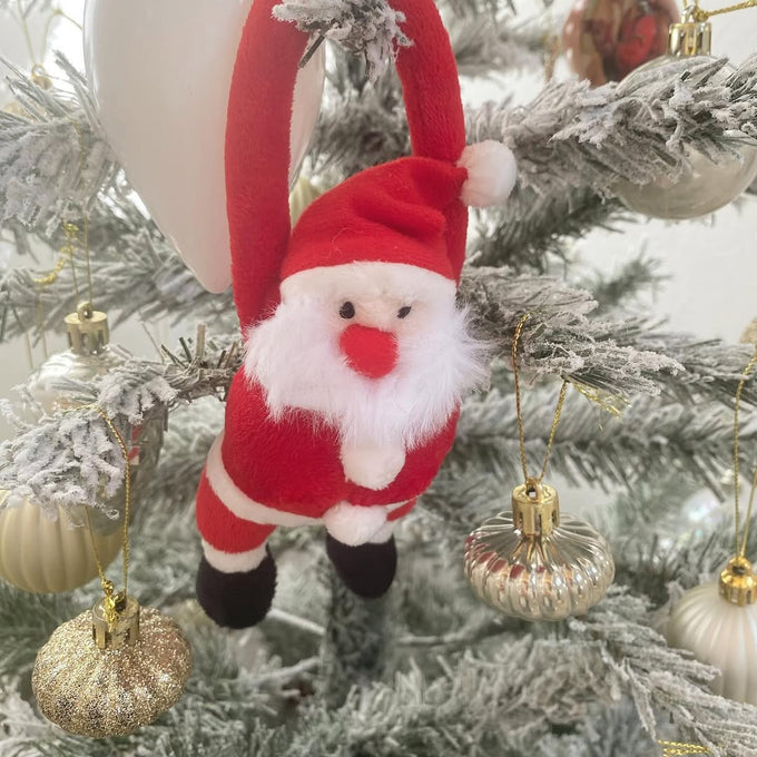 色々な場所に簡単に取り付けができ、クリスマスの演出を楽しめるフックサンタ