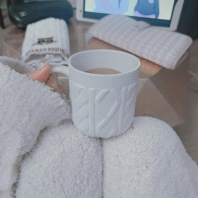 寒い季節には温かい飲み物でほっこり。ニット模様のマグで特別感あるおうち時間