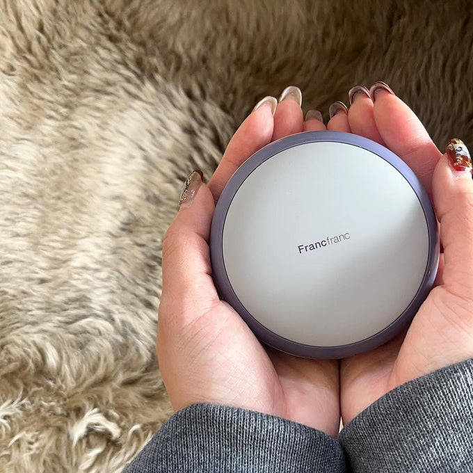 モバイルバッテリーにもなる、ミラーが付いた両手で使える充電式カイロ