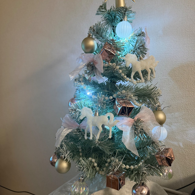 一人暮らしの部屋にも飾りやすい、必要なものが全部揃ったクリスマスツリーセット