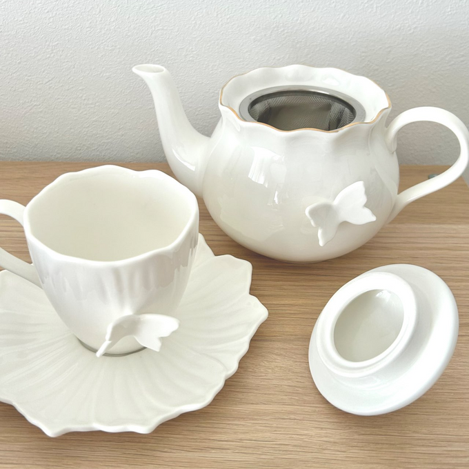 お花や蝶モチーフをふんだんに取り入れたテーブルウェアで、花咲く春のティータイムを